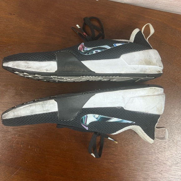 Nike Tennis Shoe - Picture 2 of 4